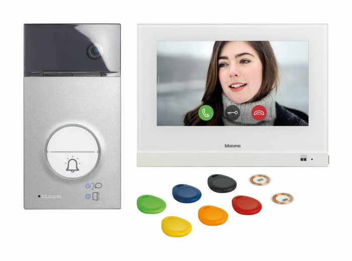 BTicino 905210 Flex'ONE Video-Set m.Tür- station LINEA3000 (1+2RT)+Hometouch 7z – Bild 1
