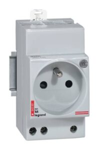 Legrand 004283 Verteiler Steckdose franz. Standard 2-polig+E mit Glimmlampe 2,5TE