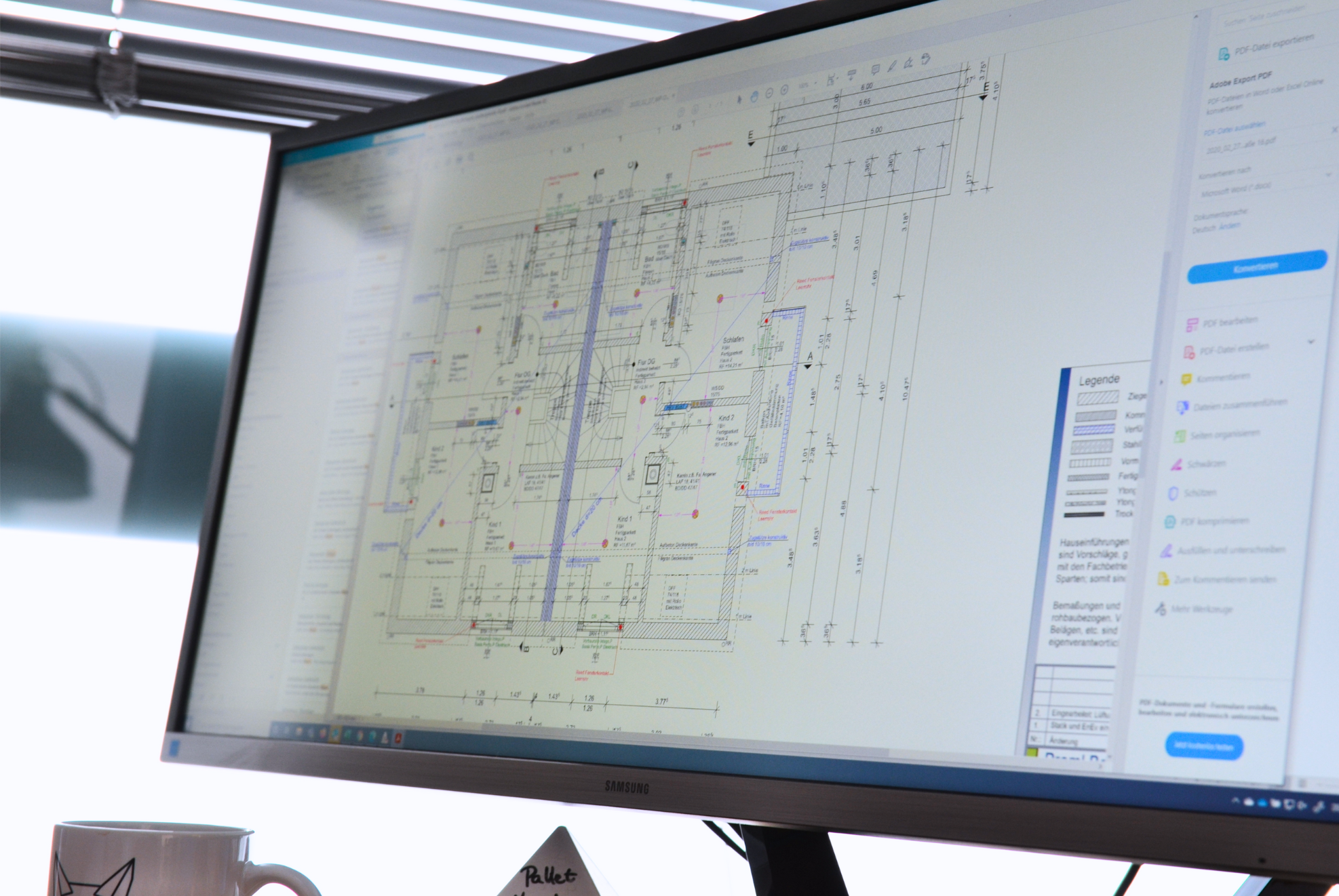 Der Bildschirm eines Computers, auf welchem die Elektroplanung innerhalb von Grundrissen zu sehen ist.