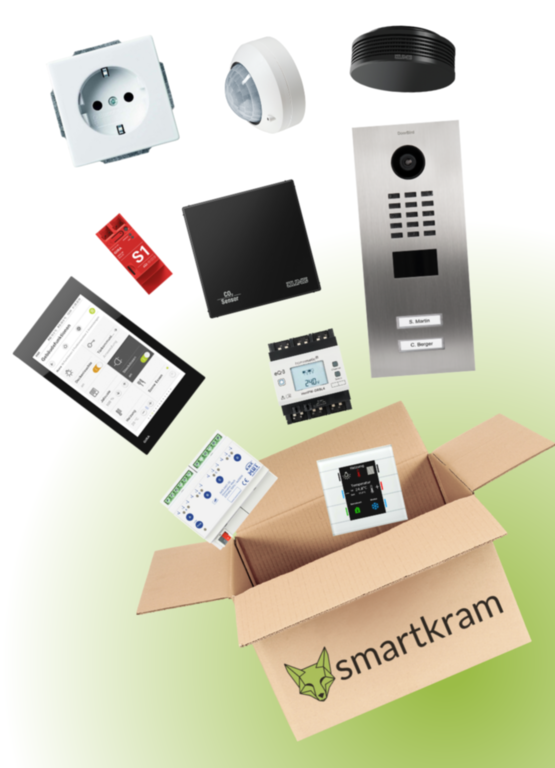 Ein Karton mit smartkram-Logo aus dem verschiedene Produkte springen.
