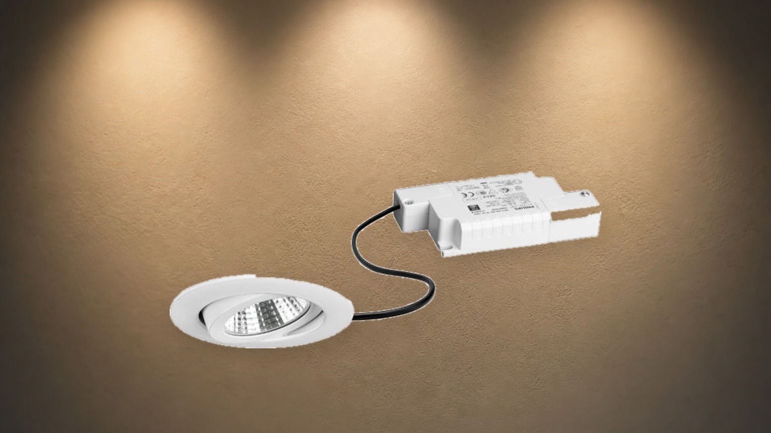Flurdecke mit LED-Einbaustrahlern und Lichtkegeln an der Wand