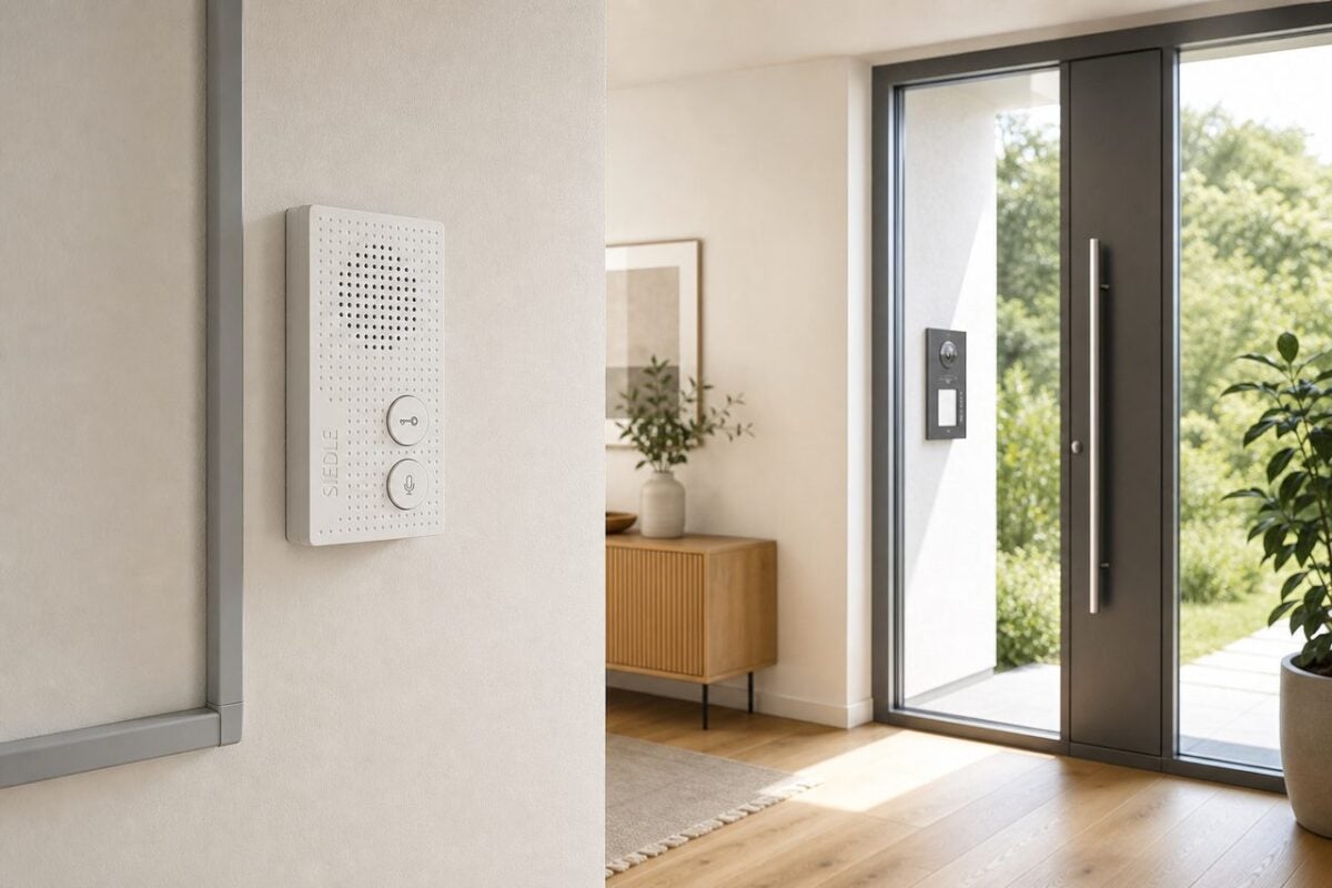 Türsprechanlage im Einfamilienhaus nachrüsten: vorhandene Leitung nutzen oder neu ziehen? – Siedle Audio-Innenstation Basic signalweiß AIB 150-01 im Flur eines Einfamilienhauses mit Installationsleitungskanal zur Haustür
