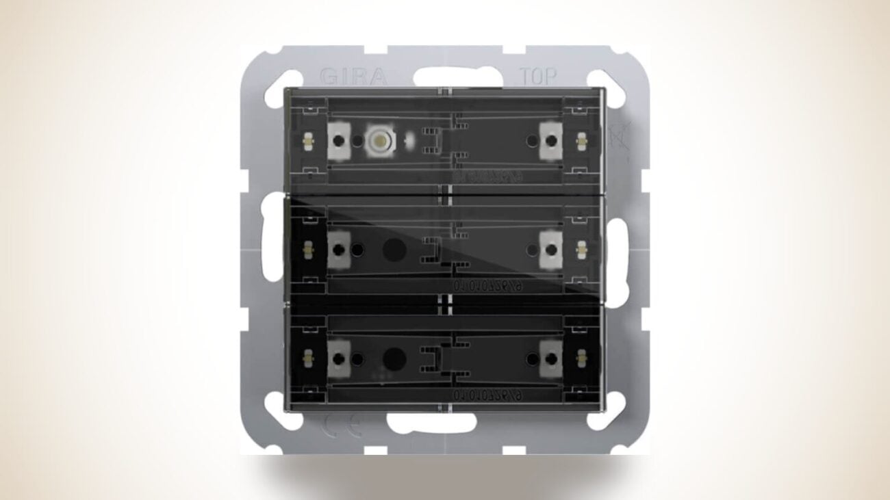 Gira Türsprechanlage ins Smart Home einbinden: App, Rufweiterleitung und KNX – Gira Türsprechanlage Smart-Home-Integration mit Tastsensor 4 und App-Benachrichtigung im modernen Hausflur