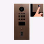DoorBird D2201FV Fingerprint 50 IP Video Türsprechanlage – Echte Baubronze